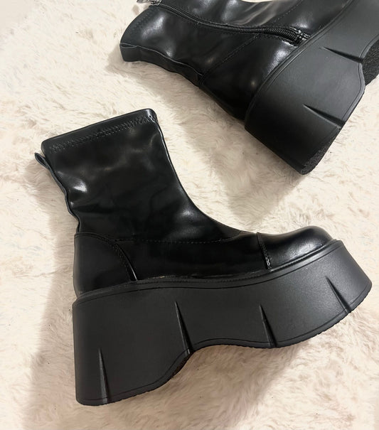 Bota negra con plataforma